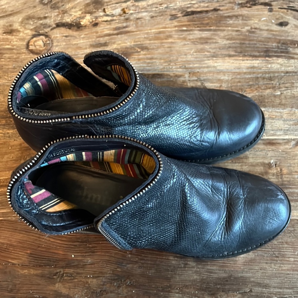 Felmini Falling in Love Made in Portugal navy bootie with zipper detail